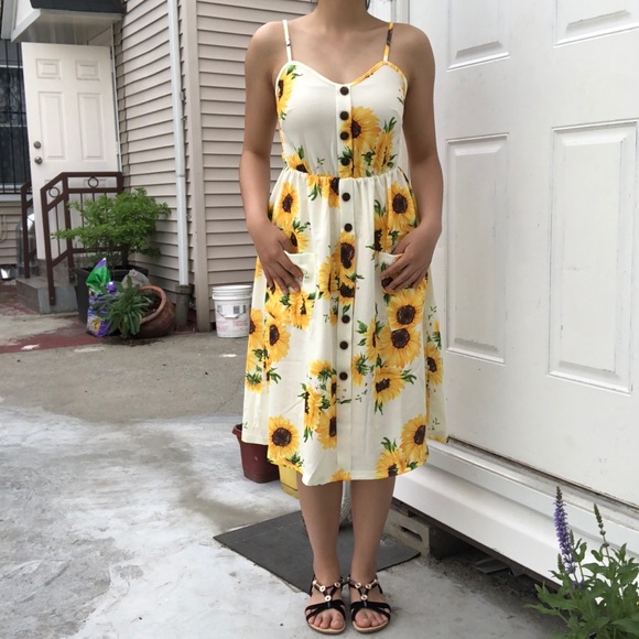 5🌟NEW Beige Floral Print Spaghetti Strap Sundress - Picture 3 of 8